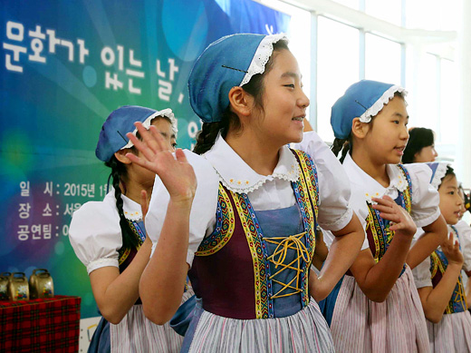 문화가 있는 날을 맞아 서울역 오픈 콘서트홀에서 어린이 요들합창단 공연이 펼쳐지고 있다