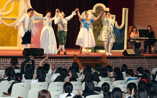 문화가 있는 날을 맞아 국립오페라단이 서울 배화여자중학교에서 ‘피가로의 결혼’ 공연을 펼치고 있다.