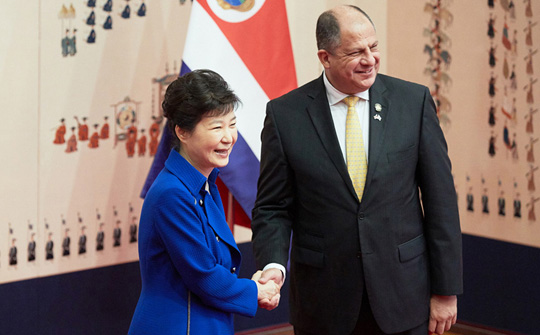 박근혜 대통령이 12일 오전 청와대에서 루이스 기예르모 솔리스 코스타리카 대통령과 정상회담을 하기에 앞서 악수하고 있다. (사진=청와대)