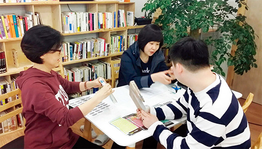 경기 성남시의 한 아동복지센터에서 재능 기부를 실천하고 있는 책수레봉사단. (사진=책수레봉사단