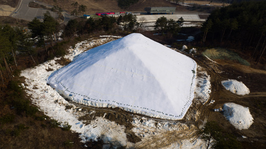 올해 첫 테스트이벤트인 빅에어 월드컵 코스 조성에는 조직위가 지난 3월 저장한 자연산 눈이 처음으로 활용된다. (사진=2018평창동계올림픽조직위원회)