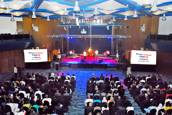 2016 나이지리아 한류 종합 페스티벌 개막식 행사에서 세움 공연단이 재즈 공연을 하고 있다.