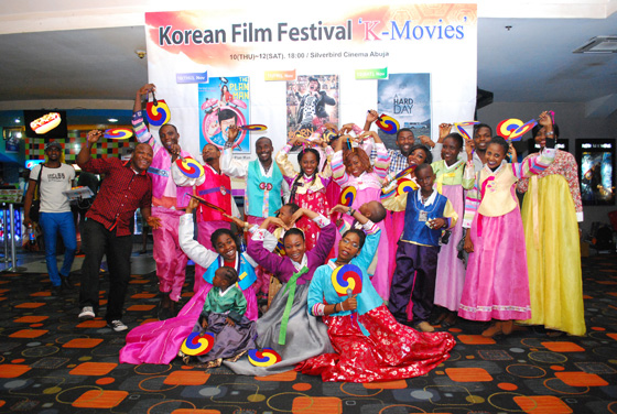 2016 나이지리아 한국영화제에서 개막작이 상영되기에 앞서 한복입기 체험을 하고 있는 관객들