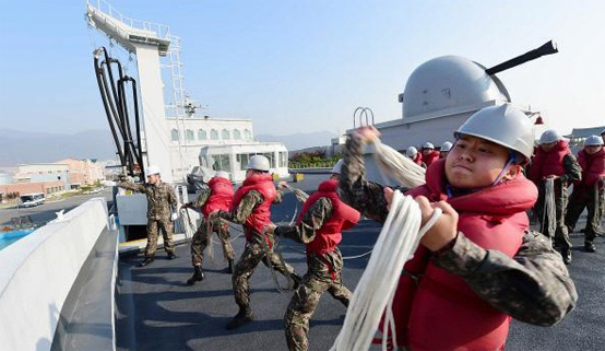 경남 창원시 진해구에 있는 해군교육사령부 2군사교육단 전투병과학교 갑판초급반 교육생들이 지난 17일 함정모의실습장 함수에서 던짐줄을 던지고 있다
