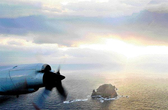 독도 인근 상공에서 해군의 해상초계기인 P-3CK가 해상초계작전 활동을 하고 있다. 
