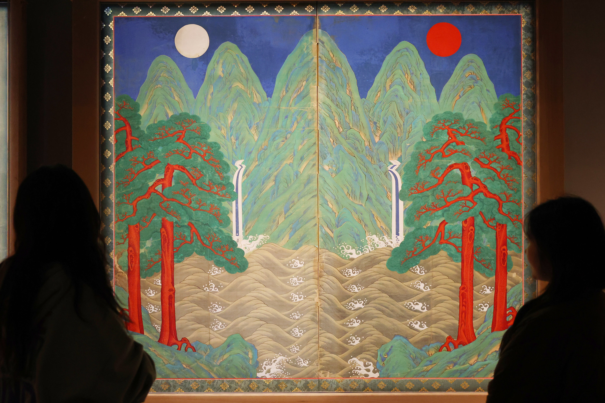 An irworobongdo, a traditional folding screen showing the sun, moon and five mountain peaks representing the king of the Joseon Dynasty (1392-1910), is shown on Feb. 25 at the reopened Calligraphy and Painting Gallery of the National Museum of Korea in Seoul's Yongsan-gu District. (Lee Jeongwoo)