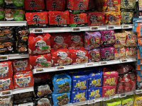 신라면부터 불닭까지, 싱가포르 대형 마트를 점령한 K-라면의 공격적 행보